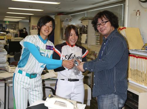 スポニチ本紙編集局でチョコを配るイーストアストライア・渚投手（中央）とノースレイア・三浦由美子外野手（左）