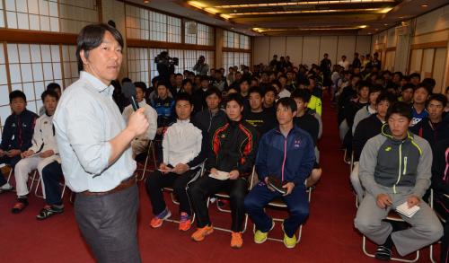 練習後、選手たちの前で自身の体験談などを語る松井臨時コーチ
