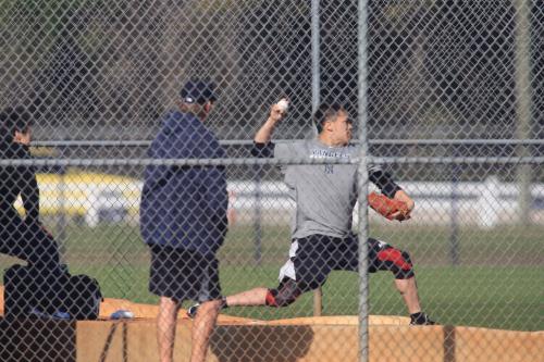 田中がヤンキース初練習。投手コーチが見守る中、ブルペンで投球する