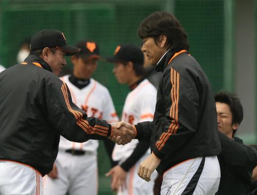 宮崎キャンプを打ち上げ、原監督（左）とガッチリ握手する松井臨時コーチ