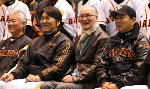 笑顔で２軍選手らと記念撮影に応じる（右から）岡崎２軍監督、長嶋終身名誉監督、松井臨時コーチ