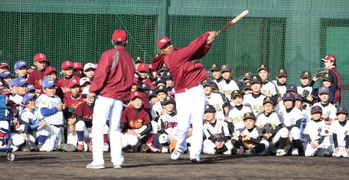 練習後に少年野球教室で打撃を披露するジョーンズ