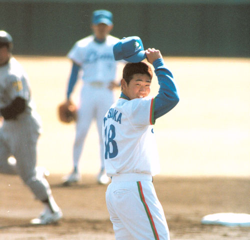 プロ実戦初登板となった阪神とのオープン戦でで本塁打を浴び、笑みを浮かべる松坂（９９年２月２８日撮影）