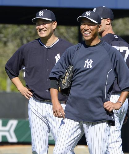 守備練習で笑顔を見せるヤンキース・田中将（左）と黒田