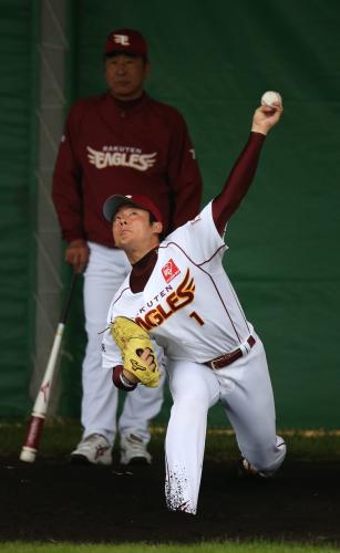 佐藤投手コーチが見守る中、ブルペンでフォーム修正のピッチングを行った松井裕