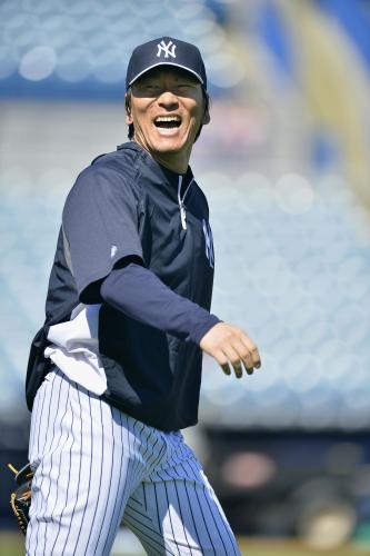 ヤンキースの臨時コーチとしてキャンプインし、笑顔を見せる松井秀喜氏
