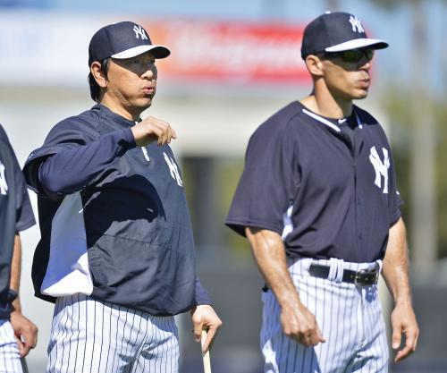 ヤンキースの臨時コーチとしてジラルディ監督（右）とキャンプを見守る松井秀喜氏