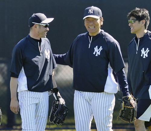 練習中に笑顔でイチロー（左）と話すヤンキース臨時コーチの松井秀喜氏