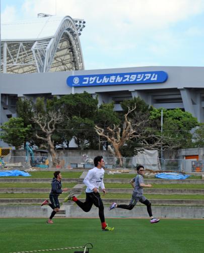 改修工事が終了したコザしんきんスタジアムでダッシュを繰り返す（左から）広島・中田、大瀬良、前田