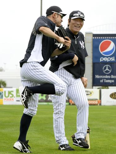 練習前、イチロー（左）に体当たりであいさつされるヤンキース臨時コーチの松井秀喜氏
