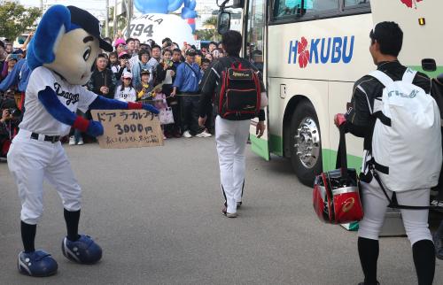 ＜中・神＞バスに乗り込む伊藤隼（右）ら阪神ナインにカレンダー購入をＰＲするドアラ