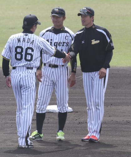 宜野座キャンプを打ち上げ、和田監督（左）と握手する能見