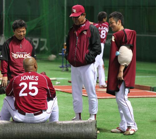 練習を終え一時チームを離れる松井裕（右端）は星野監督（その左）、ジョーンズ（２５）にあいさつする