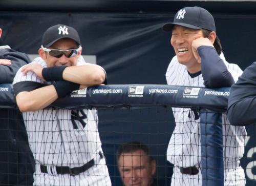 ＜ヤンキース・パイレーツ＞イチロー（左）と談笑する松井臨時コーチ