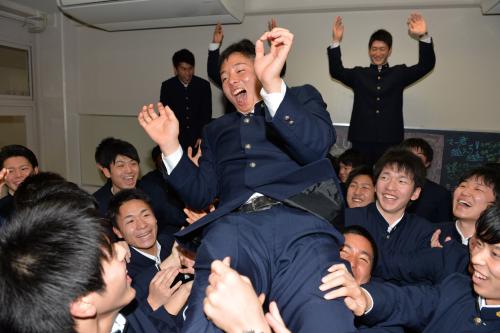 ＜桐光学園卒業式＞教室でクラスメートから胴上げされ笑顔の松井裕樹