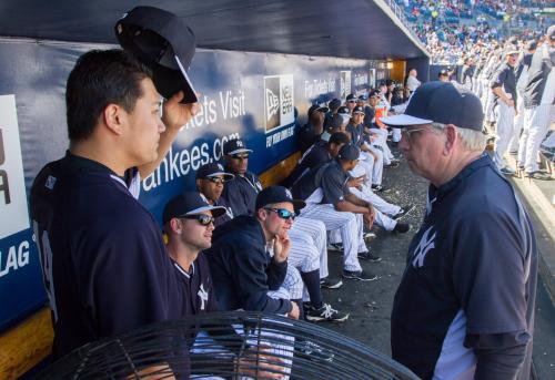 ＜ヤンキース・フィリーズ＞登板を前にベンチでラリー・ロスチャイルド投手コーチ（右）と話をする田中