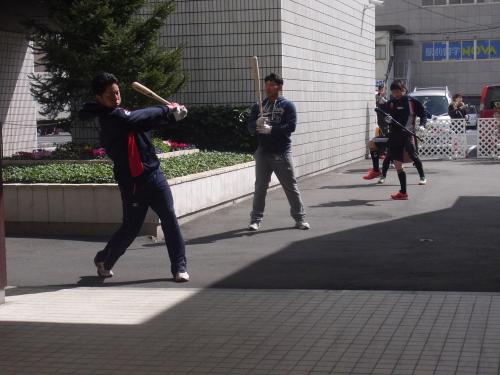福山市内のチーム宿舎の駐車場で素振りをするヤクルトの（左から）谷内、西田、山田