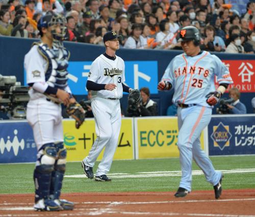 ＜オ・巨＞４回無死一、三塁、ロペスの右越え適時二塁打で三塁走者・村田（右）の生還を許すディクソン。捕手・伊藤