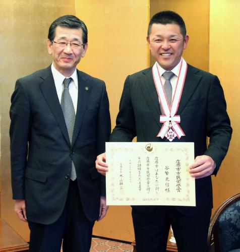 広島県庄原市の木山耕三市長（左）から、市民栄誉賞を受賞した中日の谷繁監督