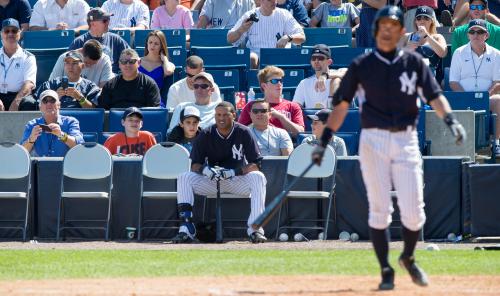 ＜ヤンキース・レイズ＞最前列で試合を観戦する俳優のリチャード・ギア氏（左端）はイチローが打席に立つとスマートフォンで撮影