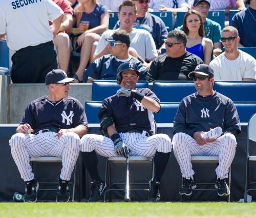 ＜ヤンキース・レイズ＞コーチ席で試合を見ながら打席を待つイチロー（中央）はジラルディ監督（左）、ロング打撃コーチ（右）と談笑