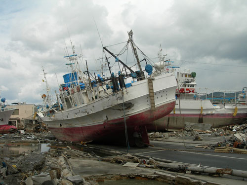 鹿折地区に漂流していた大型漁船（気仙沼市役所提供）