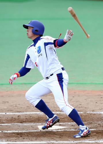 ＜ＪＦＥ東日本・大阪ガス＞６回無死二、三塁、左中間を破る２点適時二塁打を放つＪＦＥ東日本・小峰