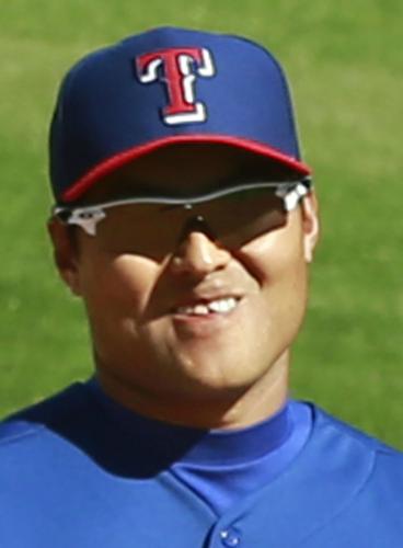 レッズ戦の７回、二塁ベース上でのクロスプレーで前歯が折れ、苦笑いする田中賢