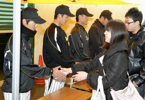 東日本大震災から３年、復興支援のため募金活動を行う阪神の選手