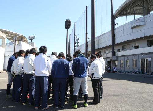 球場に到着し、円陣を組んで東日本大震災の犠牲者に黙とうするた日本製紙石巻ナイン