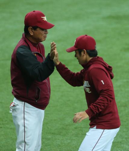 ＜オ・楽＞勝利投手の松井裕（右）は星野監督とハイタッチする