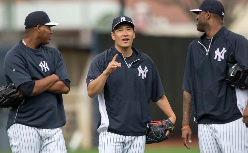 ＜ヤンキース＞練習中、アイバン・ノバ（左）、ＣＣサバシアとゆっくりと談笑する田中