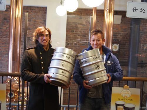 自身がプロデュースするビールの発表イベントに参加した中田（左）と陽岱鋼
