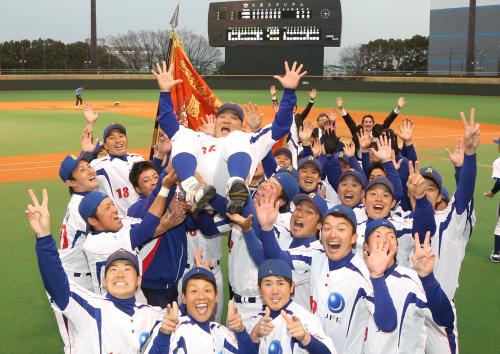 ＜日本製紙石巻・ＪＦＥ東日本＞７回コールド勝ちで優勝を決めたＪＦＥ東日本ナインは青野監督を歓喜の胴上げ