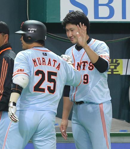 ＜ソ・巨＞３回１死、左越え本塁打を放った村田（左）を笑顔で出迎える菅野