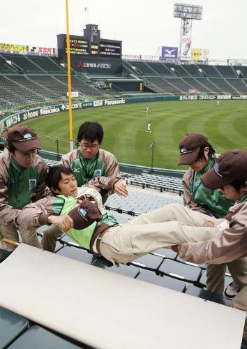 甲子園球場で行われた地震を想定した訓練の参加者