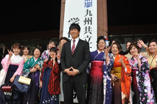 九州共立大の卒業式で仲間に囲まれ、笑顔を見せる広島ドラフト１位・大瀬良