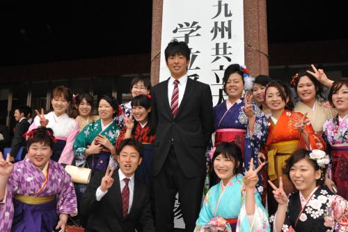 九州共立大の卒業式で仲間に囲まれ、笑顔を見せる広島ドラフト１位・大瀬良