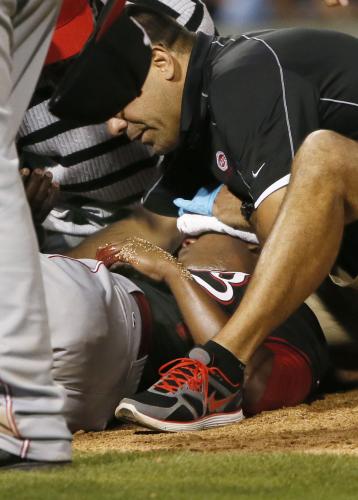 ＜ロイヤルズ・レッズ＞６回、打球を顔面に受け倒れ込み、マウンドで治療を受けるレッズのチャップマン（下）。左手には血が…