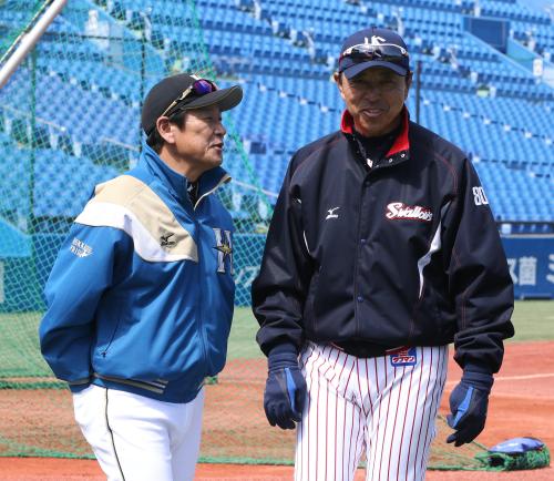 ＜ヤ・日＞試合前、談笑する栗山監督（左）と小川監督