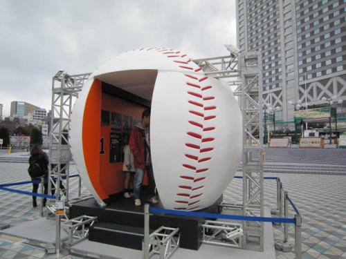 東京ドームに登場した巨大なボール。直径３・６メートルの球体の中には写真展が行われている