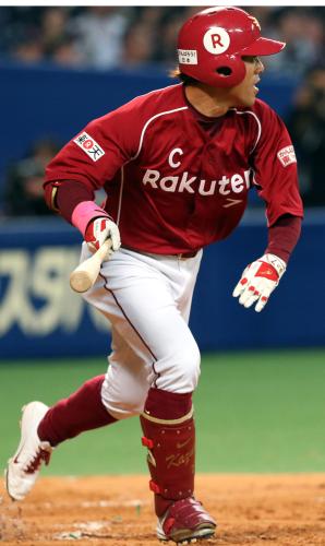 ＜中・楽＞４回、松井稼は適時左中間二塁打を放つ