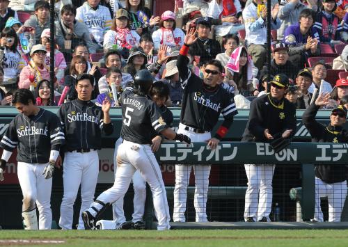 ＜広・ソ＞５回２死、左中間に本塁打を放った松田（５）を出迎えるナイン