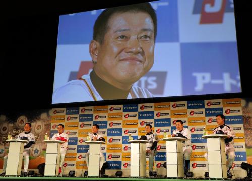 セ・リーグファンミーティングで開幕投手は菅野智之と明言した後、笑顔がモニターにドアップで映される原監督（左から３人目）
