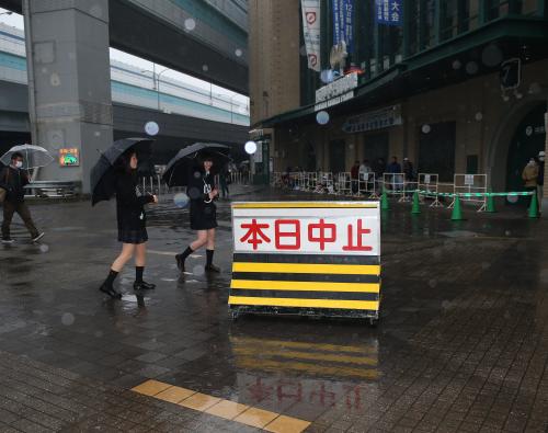 雨のためセンバツが中止になり、甲子園を訪れた女子高生もガックリ