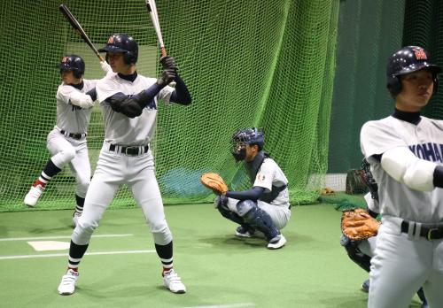 投手陣の投球で目慣らしをする横浜・浅間（左から２人目）