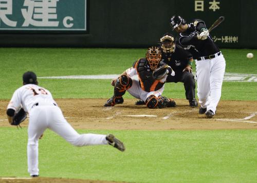 ３回阪神２死一、二塁、ゴメスが左翼線に２点二塁打を放つ。投手菅野、捕手阿部