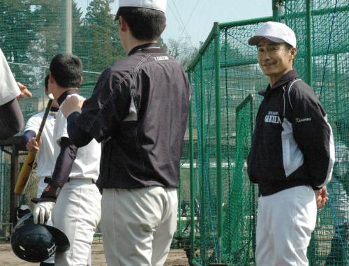 金沢学院東高で、野球部員に初指導する金森栄治監督（右）