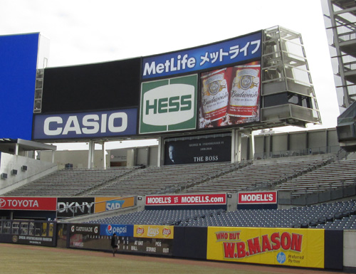 今季からヤンキースタジアムの右中間上部に掲げられる「メットライフ」の看板広告（写真提供メットライフアリコ）