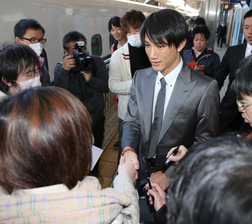 名古屋駅で新幹線に乗り込む直前までファンと握手をする小林